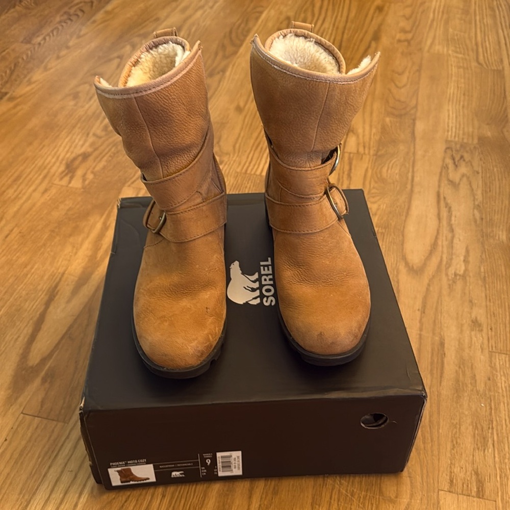 Sorel Phoenix Moto boot size 9 only worn a couple times comes with box!